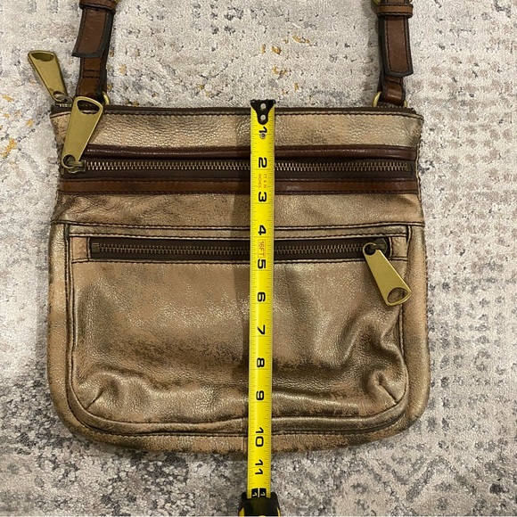 Fossil | "Explorer" Metallic Cross-Body Bag 🤩 - Picture 8 of 11